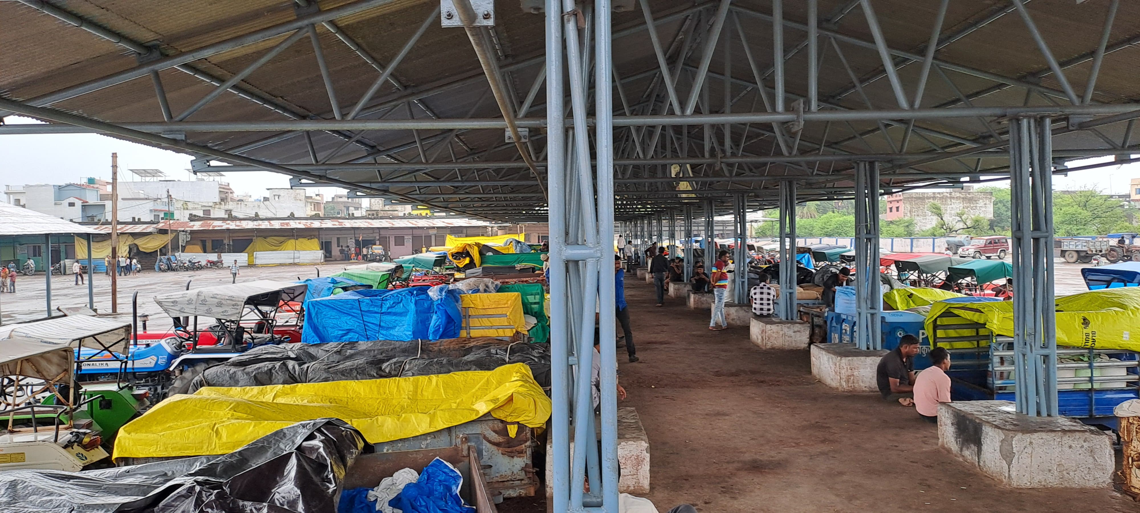 Traders have not posted since morning, farmers continue to be troubled