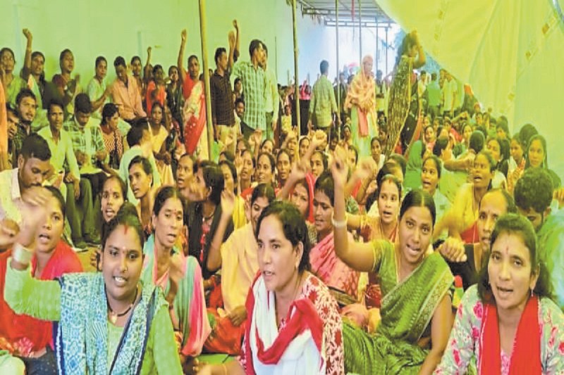 कर्मचारियों ने 3 सूत्रीय मांगों को लेकर किया प्रदर्शन (Photo source- Patrika)