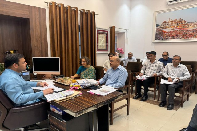 बेसिक शिक्षा मंत्री संदीप सिंह ने विरोध को देखते हुए जारी किए आदेश,विधालय बंदी से बचेगा बच्चों का भविष्य फोटो सोर्स :Social Media