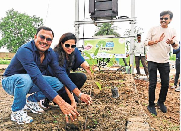 CG News:प्रोजेक्ट रॉयल एवेन्यू में पत्रिका के साथ पौधरोपण अभियान, ग्रीन वातावरण देने को आगे आ रहे युवा बिल्डर्स, देखें तस्वीरें 
