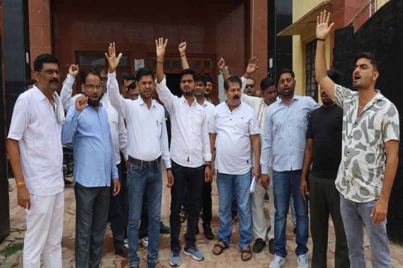 पार्षदों का नगर परिषद में प्रदर्शन, आयुक्त पर तानाशाही और मनमानी का लगाया आरोप Councillors protest in the city council, accuse the commissioner of dictatorship and arbitrariness