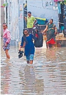 चार घंटे मूसलाधार बारिश! जनजीवन अस्त-व्यस्त... नदी-नाले उफान पर, घरों में घुसा पानी, photo