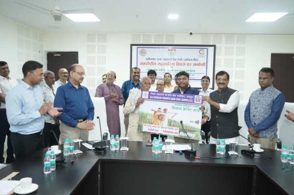 CG News: एक पेड़ माँ के नाम अभियान पर्यावरण संरक्षण का प्रतीक, मंत्री केदार कश्यप ने रोपे पौधे, देखें तस्वीरें 
