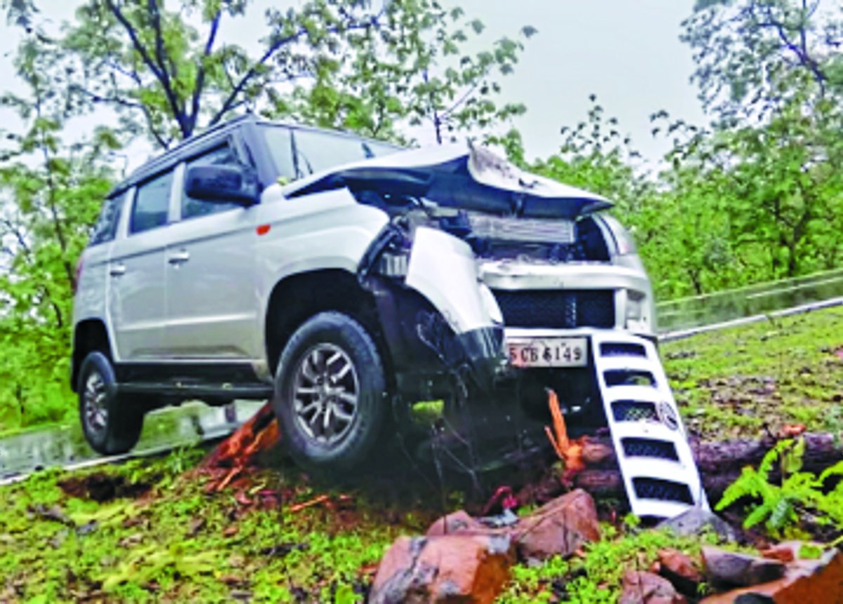 कार पेड़ से टकराई, एयरबैग ने बचाई जान