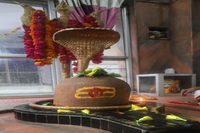 बीहड़ में भोले के जयकारे, शिवलिंग बदलता है दिन में तीन बार रंग! Cheers for Bhole in the ravines, Shivling changes color three times a day!