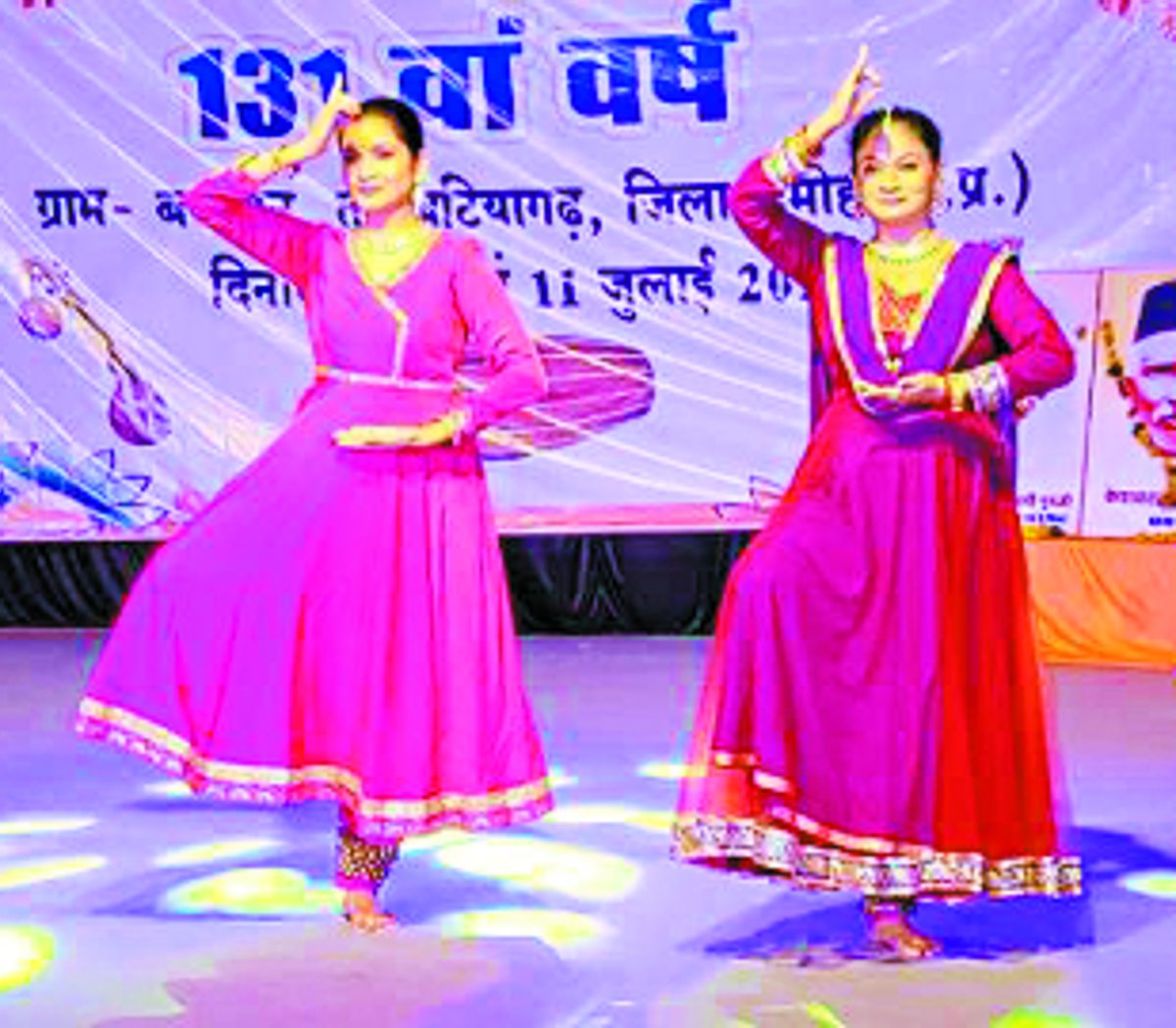 स्थानीय व बाहर से आए कलाकारों ने दर्शकों का मनमोहा