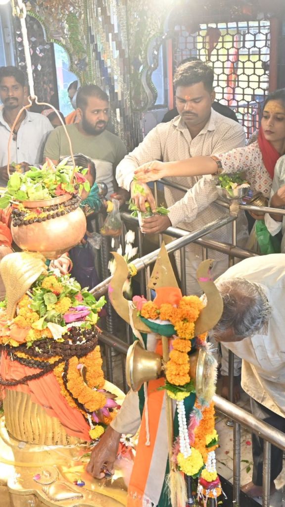 CG News शिवालयों में लगी भक्ति की भीड़, बंजारेश्वर महादेव में जल चढ़ाने पहुंचे श्रद्धालु 
