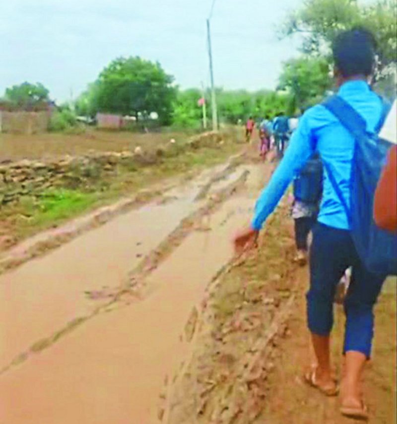 कीचड़ में सनकर स्कूल पहुंच रहे बच्चे