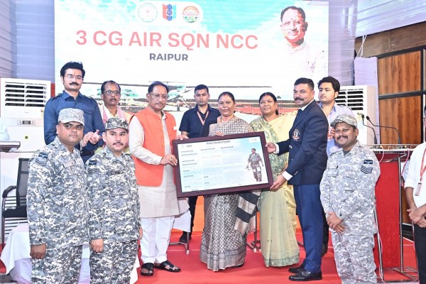 CG News: इस जिले के पीएमश्री विद्यालय में शुरू होगी एनसीसी एयर स्क्वाड्रन, CM से छात्रों ने की मुलाकात, देखें तस्वीरें
