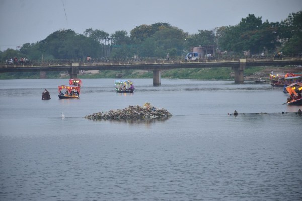 CG Weather Alert: छत्तीसगढ़ में भारी बारिश और बाढ़ का अलर्ट! इन जिलों में जमकर बरसेंगे बादल, देखें
