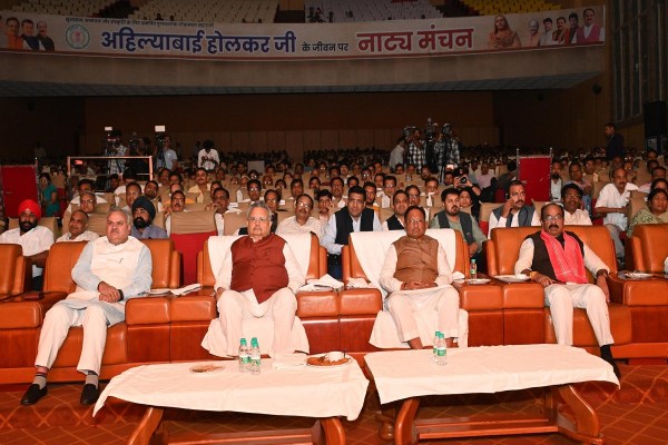 पुण्यश्लोक लोकमाता महारानी अहिल्याबाई होलकर की जीवनी पर आधारित नाट्य मंचन समारोह में शामिल हुए CM साय, देखें तस्वीरें