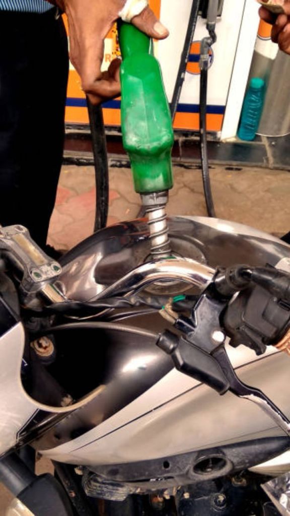 Petrol-Diesel Price: पेट्रोल-डीजल पर Tax हटे तो मिले राहत, जनता ने सरकार से की अपील..