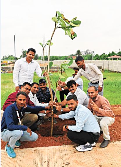 CG News:प्रोजेक्ट रॉयल एवेन्यू में पत्रिका के साथ पौधरोपण अभियान, ग्रीन वातावरण देने को आगे आ रहे युवा बिल्डर्स, देखें तस्वीरें 
