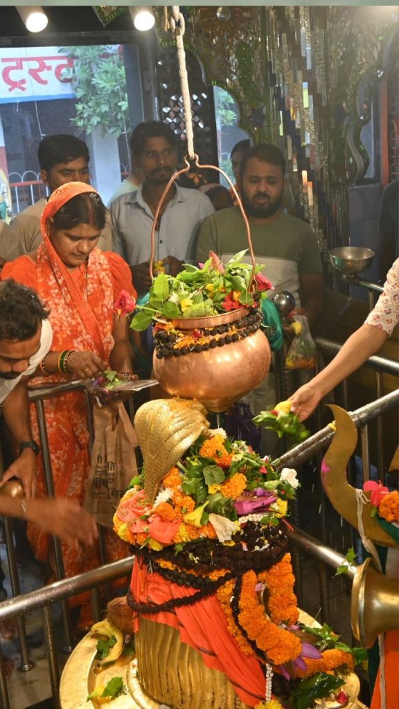 CG News शिवालयों में लगी भक्ति की भीड़, बंजारेश्वर महादेव में जल चढ़ाने पहुंचे श्रद्धालु 
