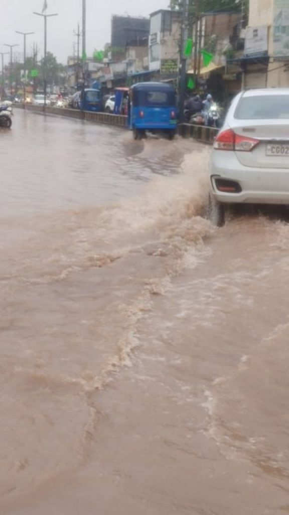 Raipur News: रायपुर में बारिश से सड़कों पर भरा पानी, डूबी प्रोफेसर कॉलोनी कॉलोनी
