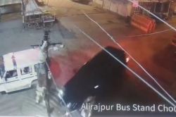 ‘मम्मी विधायक हैं हमारी…’ बेटे ने गश्त कर रहे कॉन्स्टेबल को मारी टक्कर, देखें
वीडियो - image