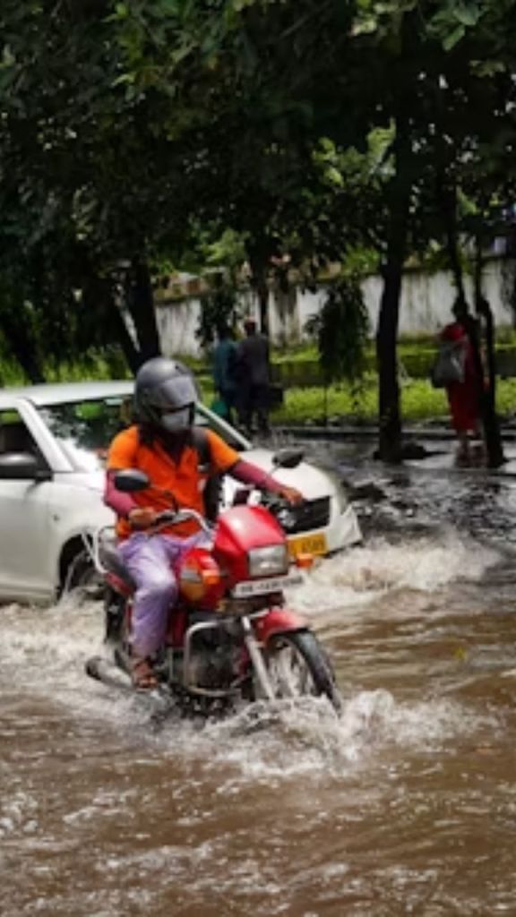 Rain:  मानसून का कहर! इन जिलों में भारी बारिश का अलर्ट, जानिए आने वाले दिनों के मौसम का हाल
