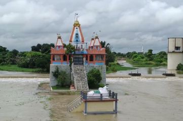 Raipur News: खारुन नदी का जलस्तर बढ़ा, रविवार को नदी तट पर पहुंचे पर्यटक, देखें तस्वीरें