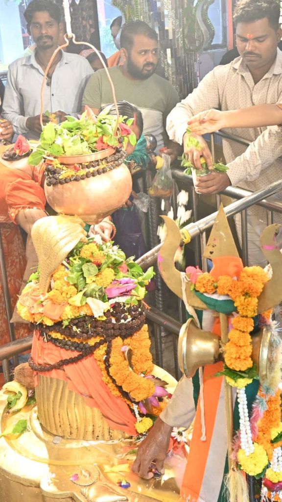 CG News शिवालयों में लगी भक्ति की भीड़, बंजारेश्वर महादेव में जल चढ़ाने पहुंचे श्रद्धालु 
