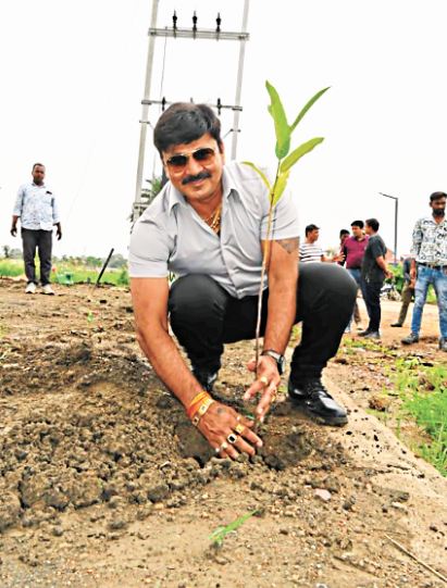 CG News:प्रोजेक्ट रॉयल एवेन्यू में पत्रिका के साथ पौधरोपण अभियान, ग्रीन वातावरण देने को आगे आ रहे युवा बिल्डर्स, देखें तस्वीरें 
