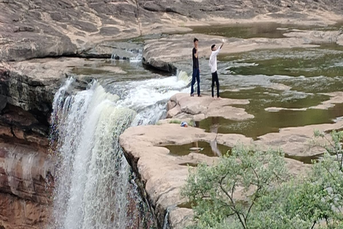 पिकनिक स्थलों पर सैलानियों की उमड़ रही भीड़ Crowds of tourists flock to picnic spots