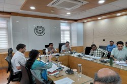 UP Power Corporation: ऊर्जा निगमों में बायोमेट्रिक हाजिरी अनिवार्य, प्रोन्नति व
खाली पद जल्द भरने के निर्देश - image