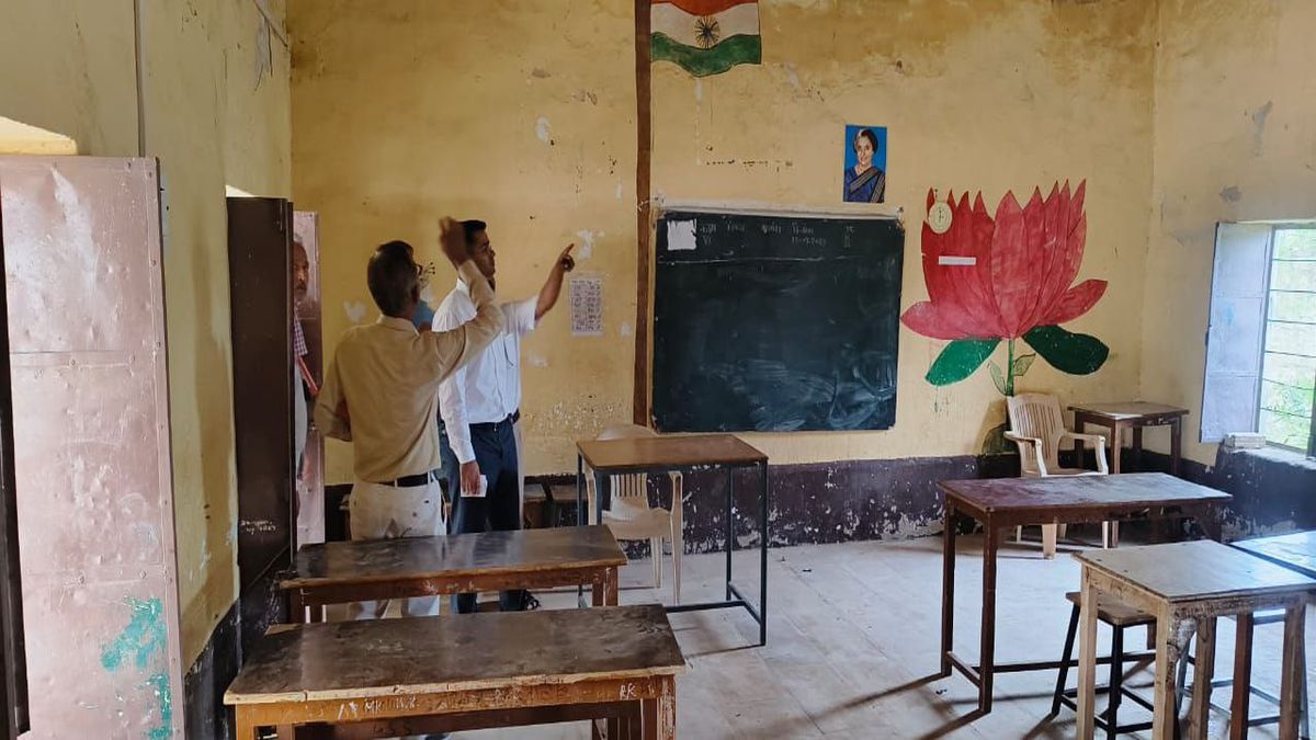 जिला कलक्टर ने डाबला विद्यालय का निरीक्षण, दो कमरे किए गए बंद