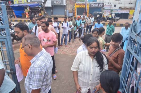 सख्त ड्रेस कोड का कहर! ज्वेलरी, घड़ी, जूते उतरवाए(photo-patrika)