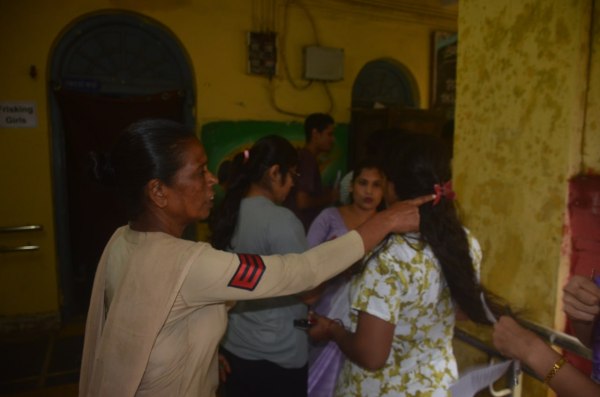 सख्त ड्रेस कोड का कहर! ज्वेलरी, घड़ी, जूते उतरवाए(photo-patrika)