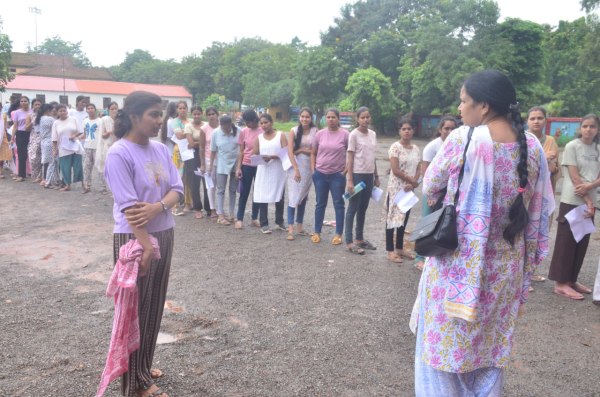 सख्त ड्रेस कोड का कहर! ज्वेलरी, घड़ी, जूते उतरवाए(photo-patrika)