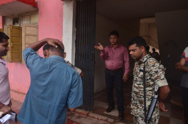 सख्त ड्रेस कोड का कहर! ज्वेलरी, घड़ी, जूते उतरवाए(photo-patrika)