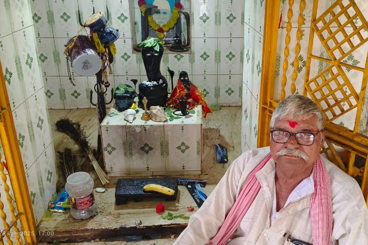 आस्था के अनूठे रंग: शेषनाग मंदिर में मंत्रशक्ति से खींचा जाता है जहर, ठीक होने
वाले पीडि़त करते हुए हरियाली पूजा