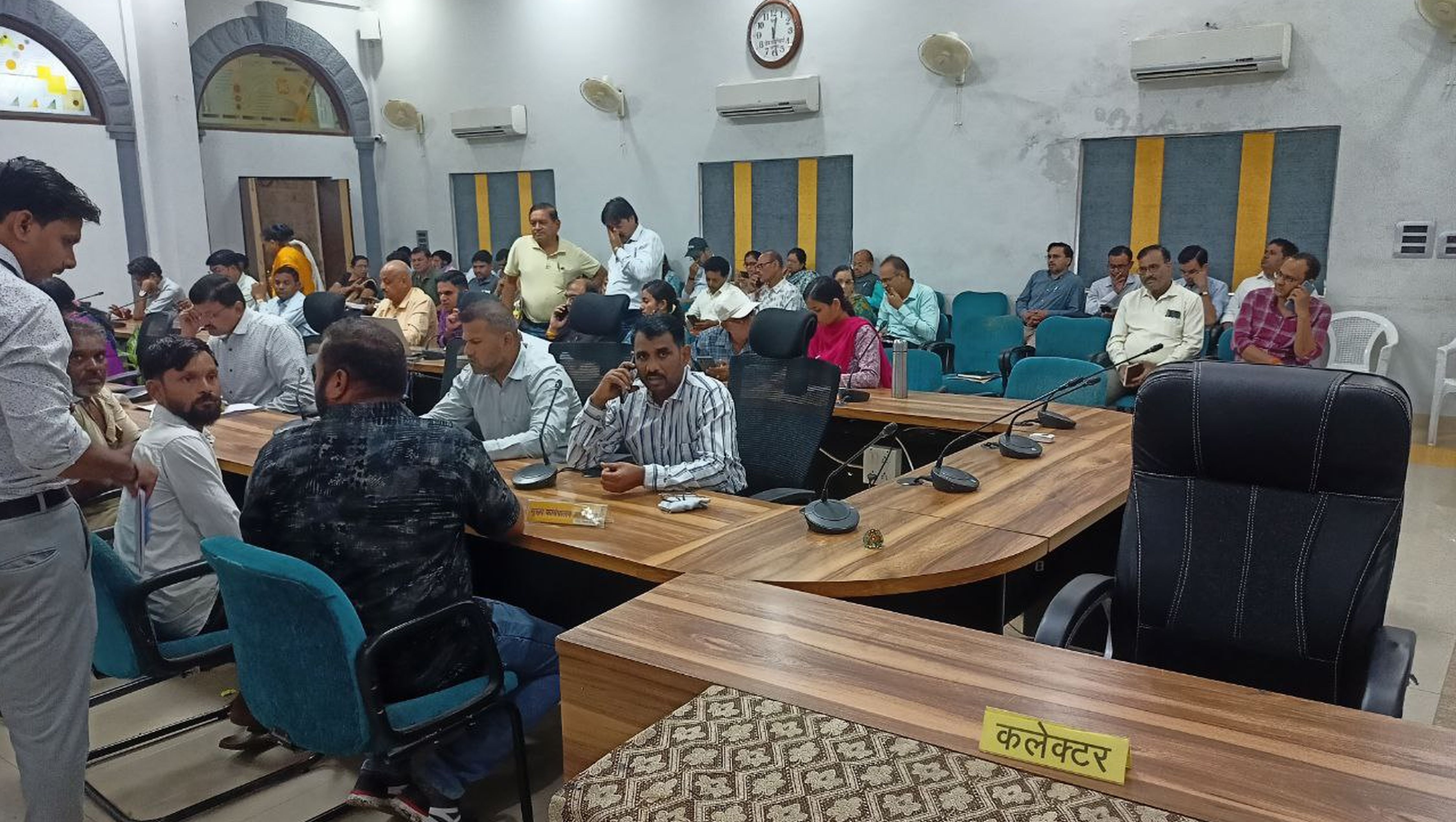 जनसुनवाई : कलेक्टर का दो घंटे तक इंतजार किया… 14 मिनट में 17 आवेदक आश्वासन लेकर
लौटे, ऐसे हैं मोहन सरकार के अफसर