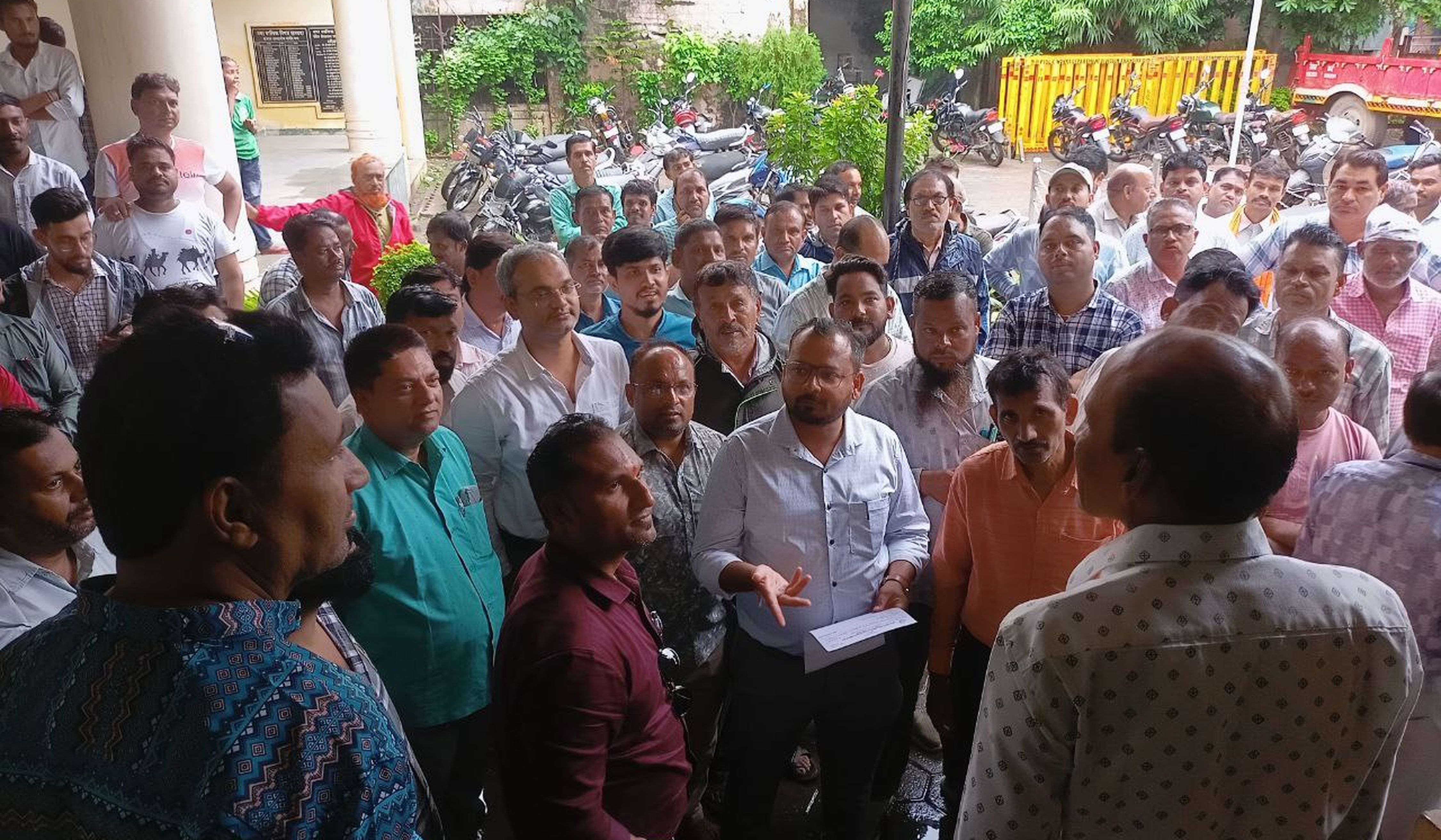 नगर निगम : कर्मचारियों को समय से नहीं मिल रहा वेतन, कलेक्ट्रेट में प्रदर्शन के
बाद एक घंटे में जारी हुई तनख्वाह