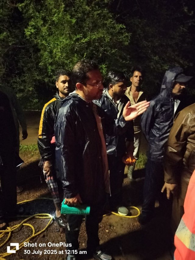 रात सवा 12 बजे भटौली गांव में नदी में फंसे लोगों का रेस्क्यू कराते अशोकनगर कलेक्टर