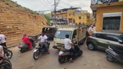 इधर दीवार का काम, उधर रास्ता जाम… शहर के प्रमुख शिव मार्ग पर चार पहिया वाहनों से
जाम हुआ आम - image