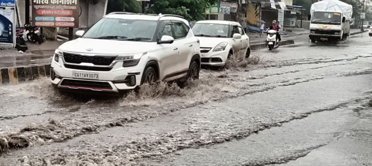 CG News: जांजगीर जिले में पिछले 24 घंटे से लगातार हो रहीं बारिश, जनजीवन हुआ
अस्त-व्यस्त, देखें तस्वीरें