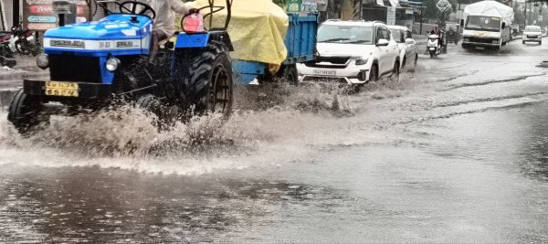 CG News: जांजगीर जिले में पिछले 24 घंटे से लगातार हो रहीं बारिश, जनजीवन हुआ अस्त-व्यस्त, देखें तस्वीरें
