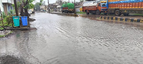 CG News: जांजगीर जिले में पिछले 24 घंटे से लगातार हो रहीं बारिश, जनजीवन हुआ अस्त-व्यस्त, देखें तस्वीरें
