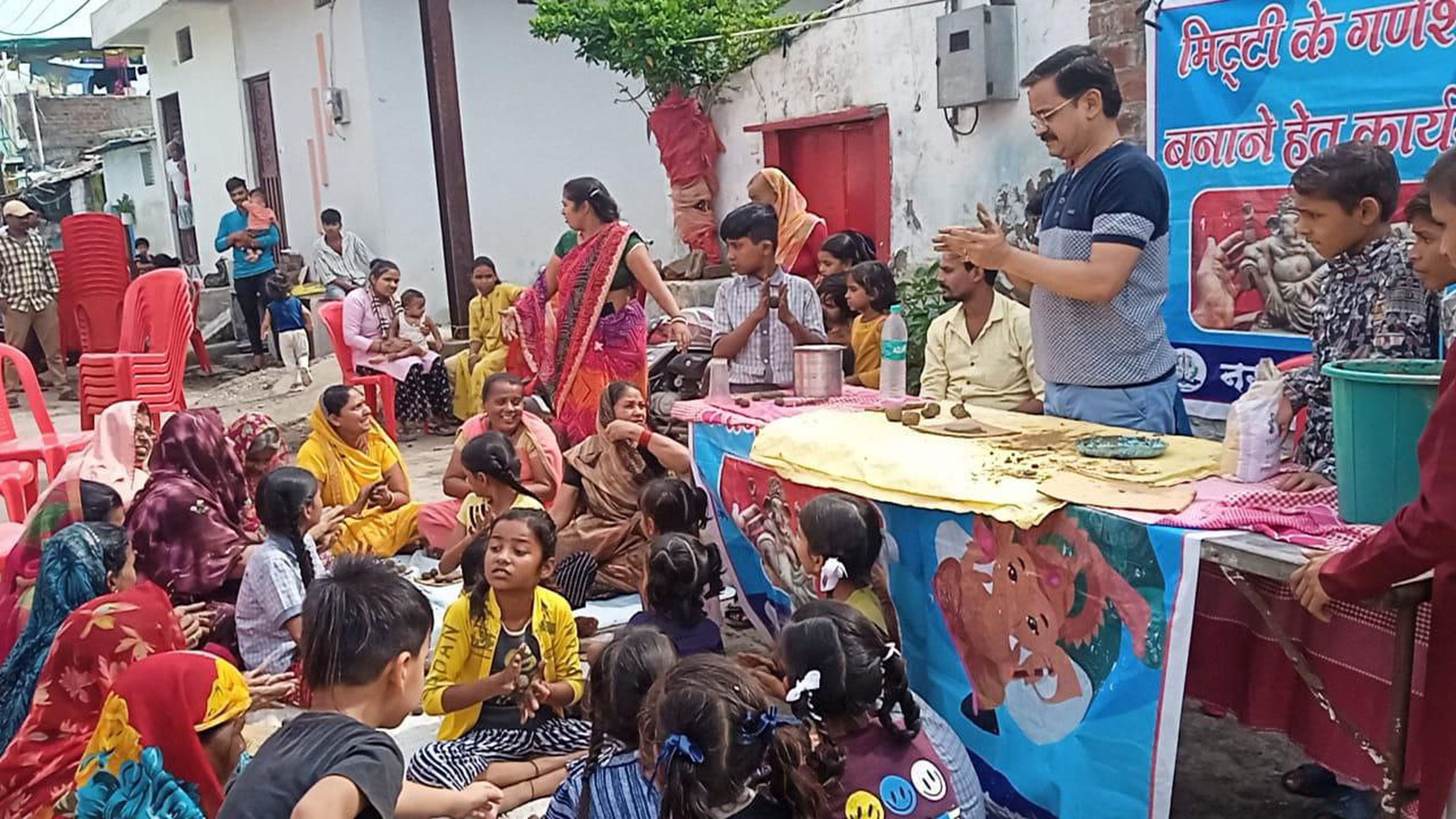 पर्यावरण संरक्षण : मिट्टी की गणेश मूर्ति निर्माण का बच्चे, बुजुर्ग, महिलाएं सीख
रहीं हुनर, देखिए वीडियो