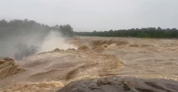 CG Water Fall: अमृतधारा जल प्रपात में इंद्रधनुष का अद्भुत नज़ारा, पर्यटक हो रहे मंत्रमुग्ध