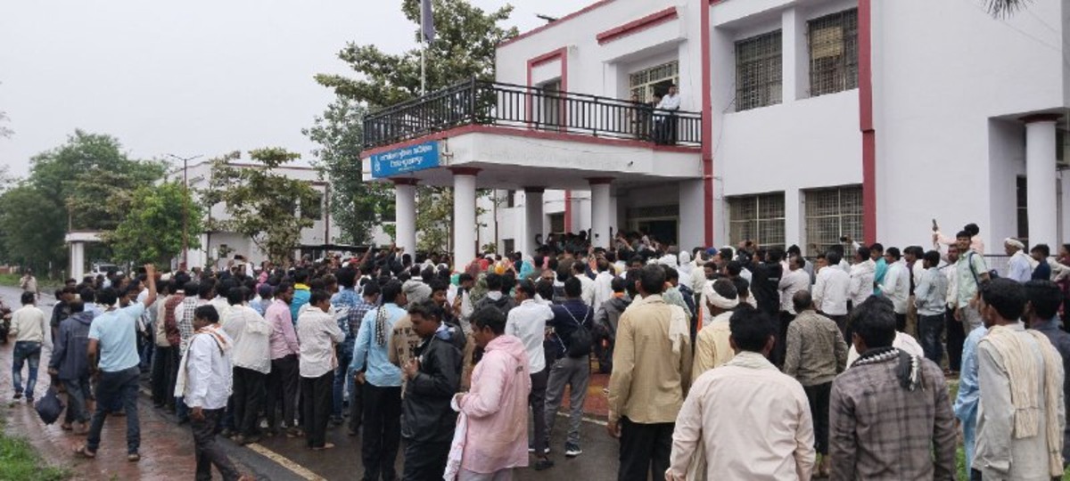 आदिवासियों पर धर्मांतरण के नाम पर हो रही कार्रवाई का विरोध, एसपी कार्यालय का
घेराव