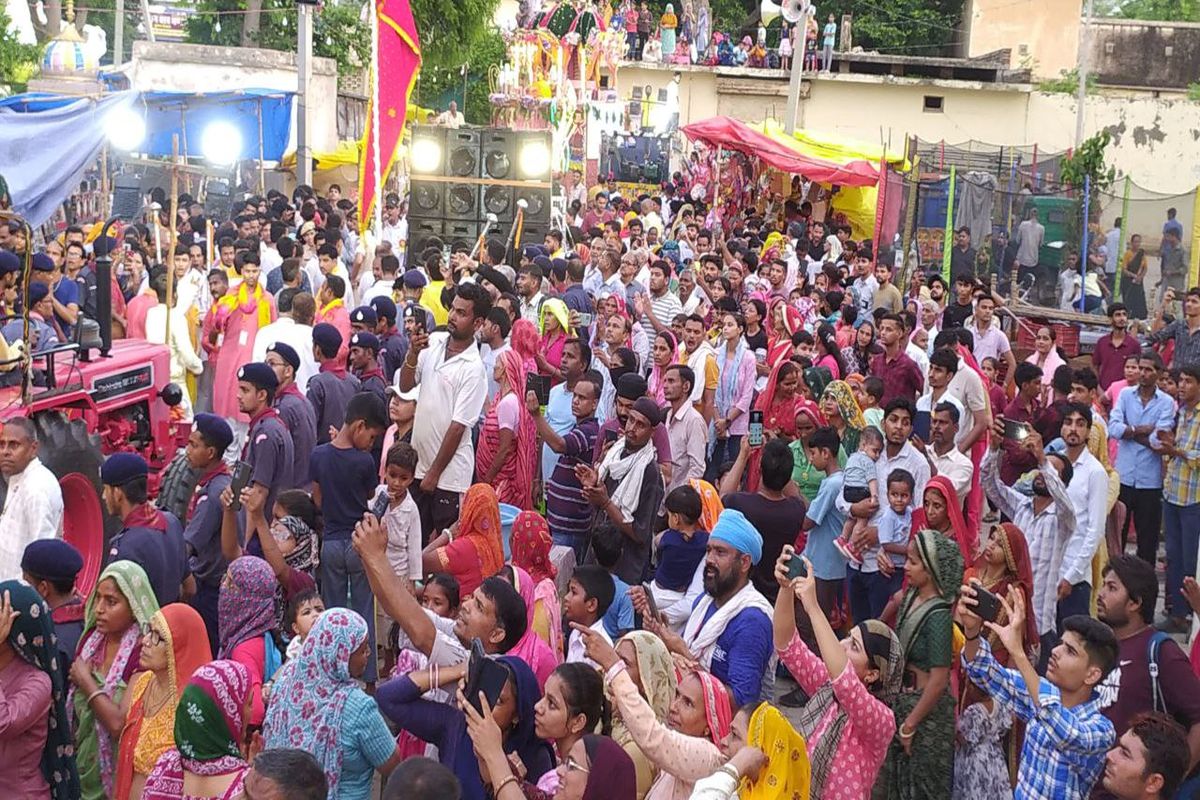 माता जानकी संग रथ पर सवार होकर निकले भगवान जगन्नाथ, दर्शन को उमड़ी भक्तोंं की
भीड़, देखे तस्वीरें