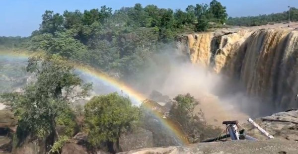 CG Water Fall: अमृतधारा जल प्रपात में इंद्रधनुष का अद्भुत नज़ारा, पर्यटक हो रहे मंत्रमुग्ध