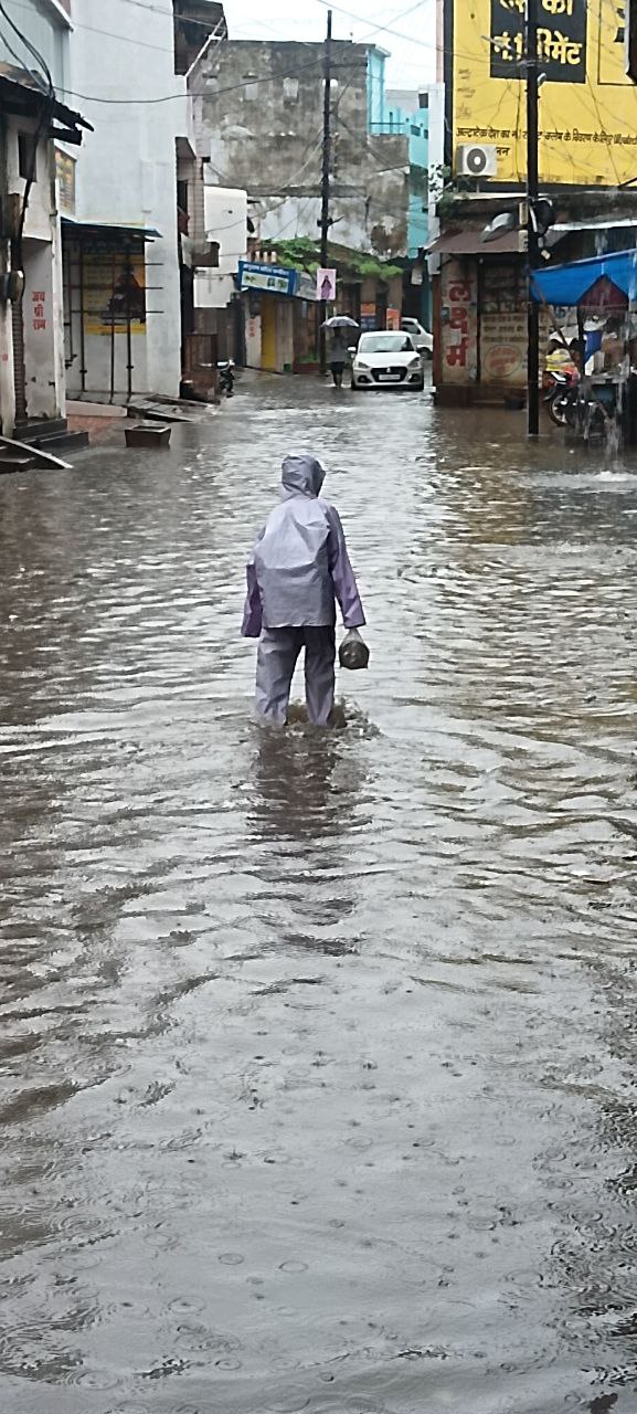 CG News: धमतरी में देर रात से रुक रुककर बारिश जारी, सड़कें हुई जलमग्न, स्कूली बच्चे हुए परेशान, देखें तस्वीरें    
