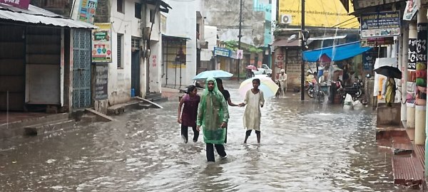 CG News: धमतरी में देर रात से रुक रुककर बारिश जारी, सड़कें हुई जलमग्न, स्कूली बच्चे हुए परेशान, देखें तस्वीरें    
