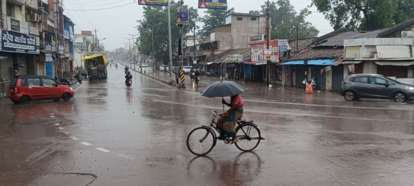 CG News: धमतरी में देर रात से रुक रुककर बारिश जारी, सड़कें हुई जलमग्न, स्कूली बच्चे हुए परेशान, देखें तस्वीरें    
