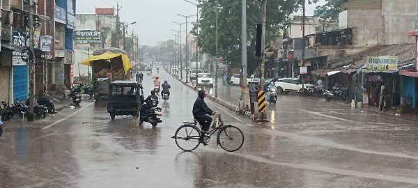 CG News: धमतरी में देर रात से रुक रुककर बारिश जारी, सड़कें हुई जलमग्न, स्कूली बच्चे हुए परेशान, देखें तस्वीरें    
