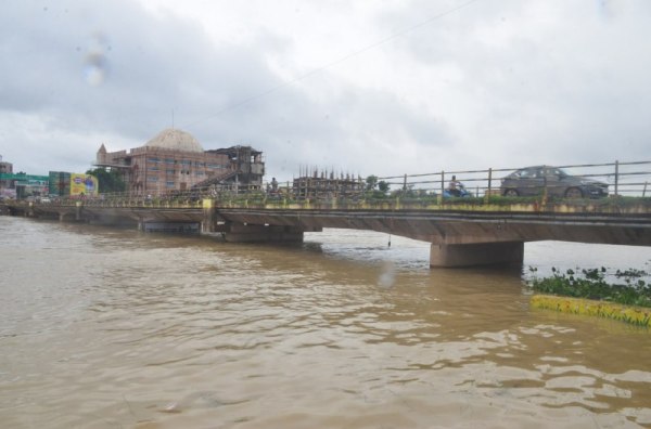 रायपुर में लगातार बारिश से खारून नदी लबालब, महादेव घाट पर बढ़ा जलस्तर... Photo