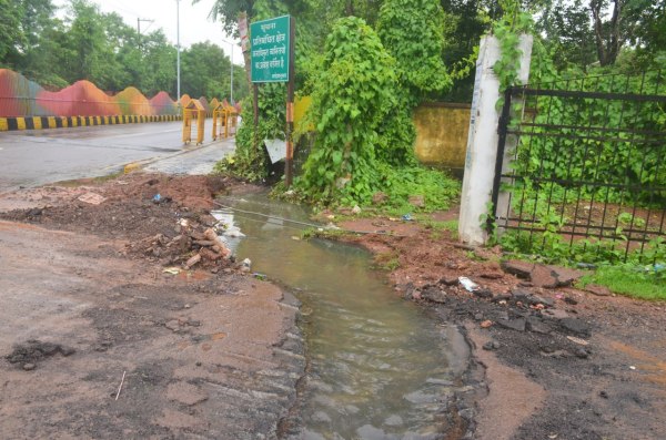CG News: चार माह पहले बना पाथवे पहली बारिश में ही बदहाल, निर्माण गुणवत्ता पर उठे सवाल...